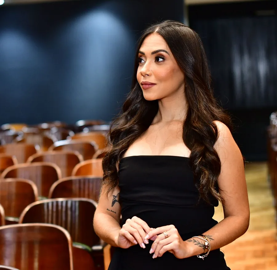 Dra Sarah Akilla em seu consultório